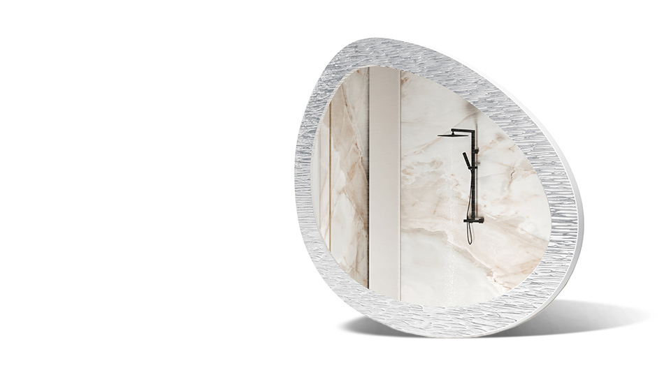 Spegel i ram med metalldekor. Symbol för modern elegans