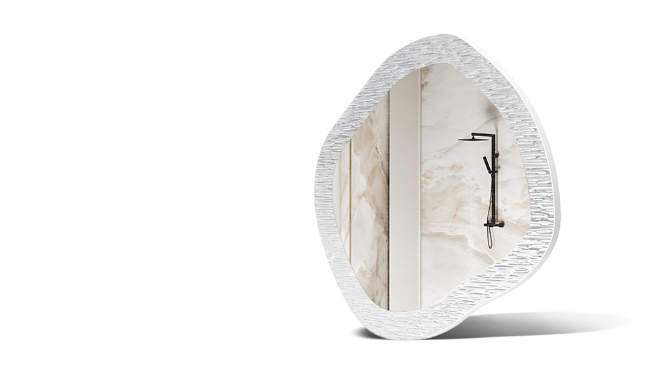 Spegel i ram med metalldekor. Symbol för modern elegans