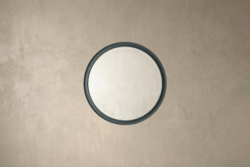 Speglar i en lackerad ram